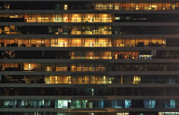 Ofis Binası geceleri. Geç gece iş yerinde. Cam perde duvar ofis binası