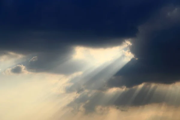 Himmel Mit Wolken Und Dramatischem Gotteslicht — Stockfoto