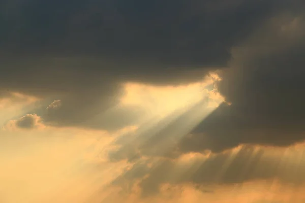 Gökyüzü Bulutlar Dramatik Tanrı Işık Ile — Stok fotoğraf