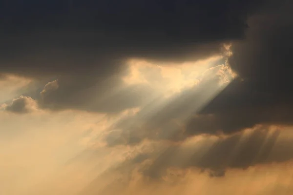 Himmel Mit Wolken Und Dramatischem Gotteslicht — Stockfoto