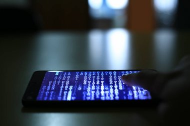 Smartphone bağımlılığı sosyal medya tuzak. Bir karanlık odada Smartphone basarak beyaz genç bir adam. uzun pozlama atış smartphone üzerinde duruldu. Modern toplumsal sorun kavramı.