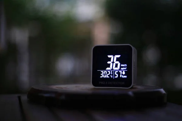 Pm 2.5 (partikül madde), küçük zararlı toz sensörü güvenlik eşiği üzerinde hafif parçacıklar tespit eder. Kötü hava kalitesi, kentsel çevre ve sağlık standart sorunu.