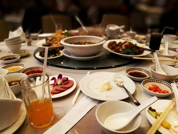 Sobra Comida Uma Mesa Depois Uma Grande Festa Gastos Desperdiçadores — Fotografia de Stock