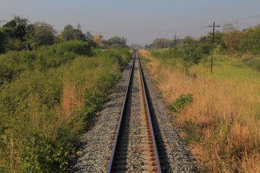 Tren rayları. Boğuk, uzun tren raylarına bir bakış açısı. Kırsal alanda tren yolu.