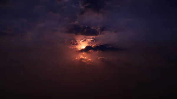 Céu Ardente Roxo Vermelho Céu Colorido Sol Está Escondido Atrás — Fotografia de Stock