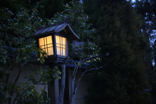 日本风格的花园灯 传统园林中的日式天窗灯柱 凉爽的日落花园温暖的阳光 — 图库照片