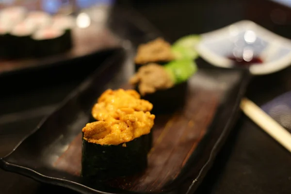 Uni Sushi Roe Gunkanmaki Tahta Tabakta Koyu Ahşap Masada Çeşitli — Stok fotoğraf