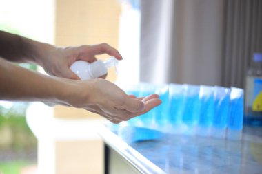 Corona virüsünün önlenmesi. El 'i hijyen için dezenfektan jeliyle ovmak ve enfeksiyonu önlemek veba salgını Covid-19 virüs salgınından korunmak. .