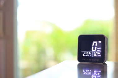 Hava kalitesi sensörü kapalı bir masaya yerleştiriliyor. Sensör 2,5 numaralı hava kirliliğinin küçük bir miktarını buldu. Açık alan yangınından kaynaklanan zehirli zararlı partikül tozu. İnsan yapımı felaketler.