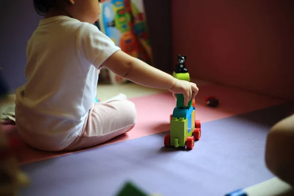 Bebê Borrado Jogando Bloco Brinquedo Fundo Foco Seletivo Castelo Feito — Fotografia de Stock