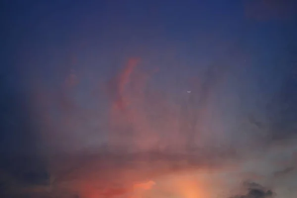 Son Bulut Temizleniyor Gün Batımında Rüzgarla Savrulan Küçük Bulutlar Mor — Stok fotoğraf