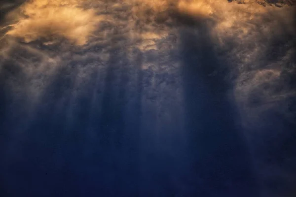 Berstender Himmel Lichtstrahl Der Durch Die Wolken Scheint Wolken Die — Stockfoto