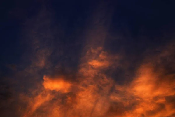 Cielo Ardente Drammatiche Nuvole Colore Rosso Raggio Sole Che Splende — Foto Stock