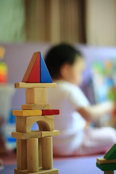 Jouet Pour Bebe Blocs De Bois Se Transformant En Forme Bebe Flou Jouant En Arriere Plan Enfants Developpement Et Jeux Apprendre Des Concepts Loisirs Petit Stock Photo