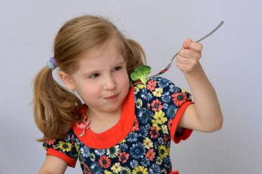 Çocuk, çocuk, Bebek (küçük kız) brokoli yemek istemiyor.