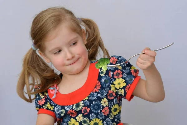 Dítě, dítě, miminko (holčičku) nechce jíst brokolici. — Stock fotografie
