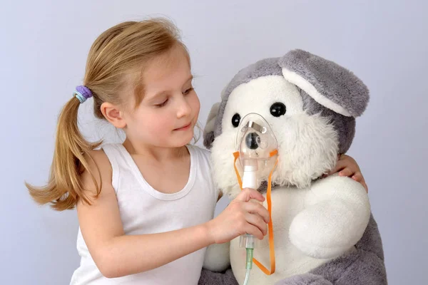 Çocuk astım (Nebulizatör) (kız) yordamı yumuşak oyuncak yapar..