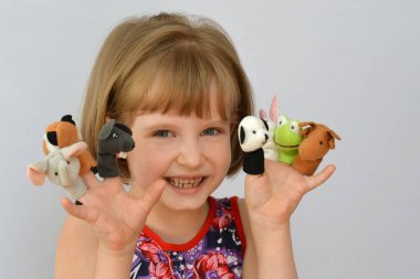  çocuk, parmaklar bebeklerle mi oynuyorsunuz çocuk,(little girl) giyiyor.