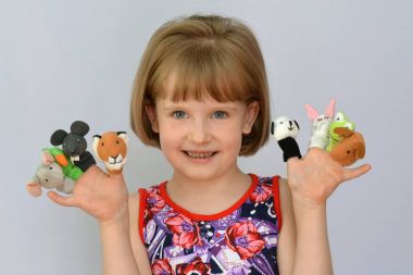  çocuk, parmaklar bebeklerle mi oynuyorsunuz çocuk,(little girl) giyiyor.