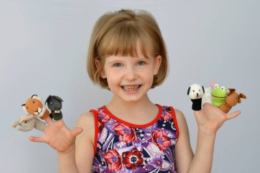  çocuk, parmaklar bebeklerle mi oynuyorsunuz çocuk,(little girl) giyiyor.