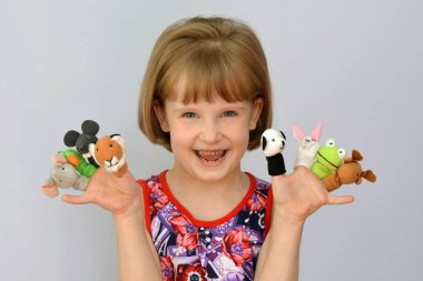  çocuk, parmaklar bebeklerle mi oynuyorsunuz çocuk,(little girl) giyiyor.