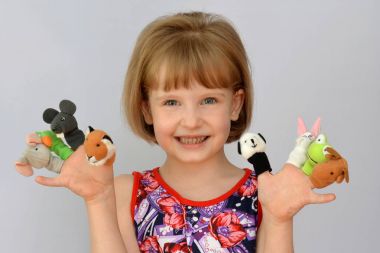  çocuk, parmaklar bebeklerle mi oynuyorsunuz çocuk,(little girl) giyiyor.