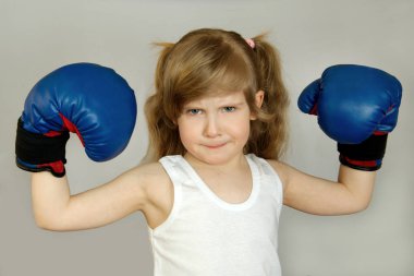 Boks eldivenleri, küçük bir kız (çocuk, çocuk). 