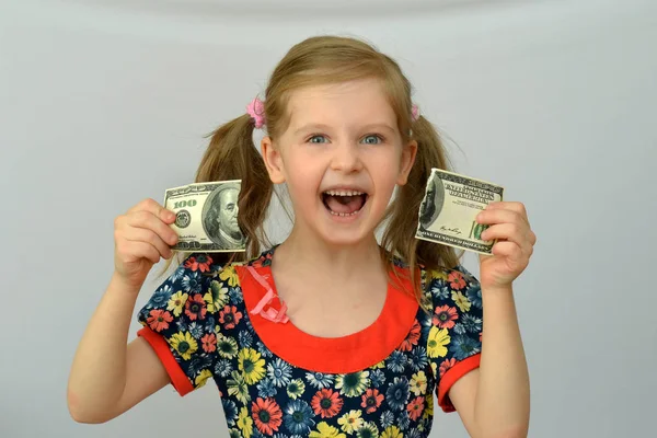 Malá holčička drží v rukou roztržené bankovek, dolar, bankovní krize. — Stock fotografie
