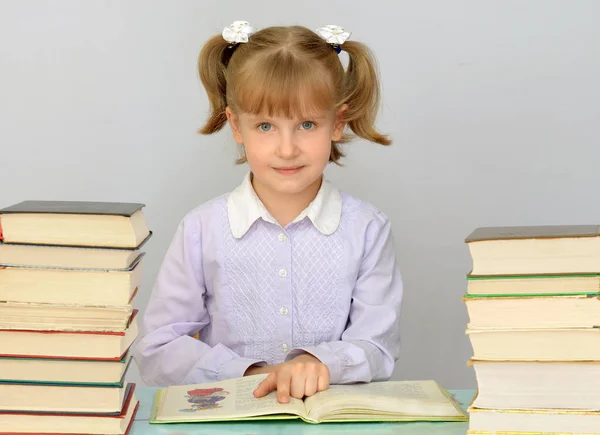 Okul eğitim ve okuma-yazma, kız çocuk eğitimi ve kitaplığı veya sınıf kitap okuma.