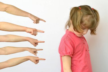 daha fazla el çocuk, çocuk serseri kavramsal fotoğrafçılık parmakları işaret ediyor 