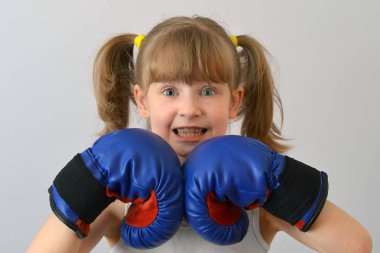 Çocuk boksör. Boks eldivenleri ile çocuk. 
