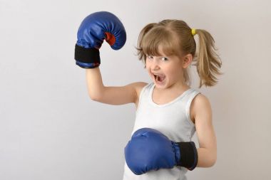 Çocuk boksör yarışmaya zafer kutluyor. 