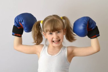 Çocuk boksör yarışmaya zafer kutluyor. 