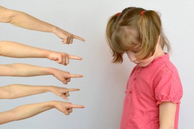 rahatsız çocuk başparmak gösterilen 