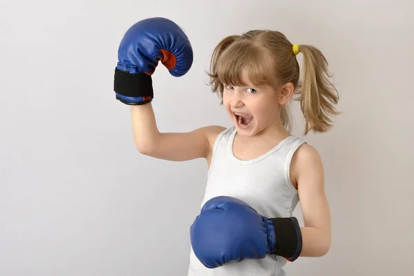 Çocuk boksör yarışmaya zafer kutluyor. 