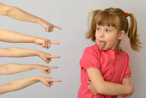 Багато Рук Вказують Пальці Дитину Дитина Повстанської Концептуальної Фотографії Стокове Зображення