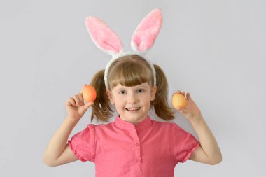 çocuk, çocuk Paskalya yumurtaları gösterilen tavşan kulaklı