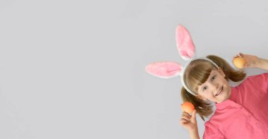 çocuk, çocuk Paskalya yumurtaları gösterilen tavşan kulaklı