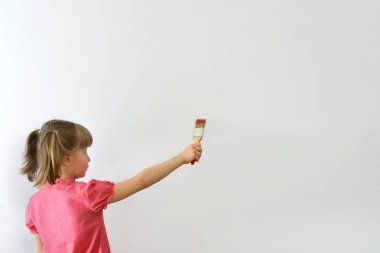 çocuk, bir fırça ile poster çocuğu yazıyor