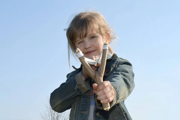 Çocuk, çocuk bir sapan vuruyor..