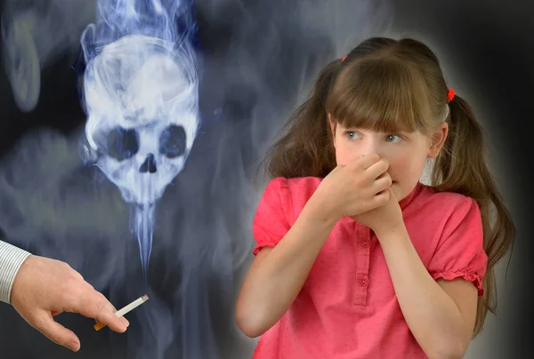 Fumar delante del niño. Una niña se cubre la nariz con humo de tabaco. Fotografía conceptual . — Foto de Stock