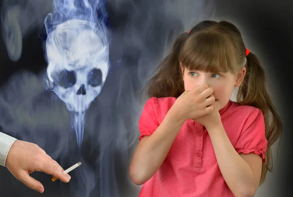 Куріння перед дитиною. Маленька дівчинка вкриває ніс від тютюнового диму. Концептуальна фотографія . Ліцензійні Стокові Зображення