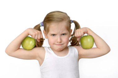 biceps gösteren yeşil elmalı çocuk