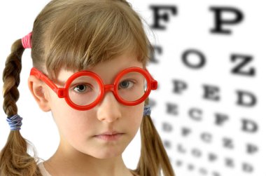 Zavallı görme özürlü çocuk masası manzarası