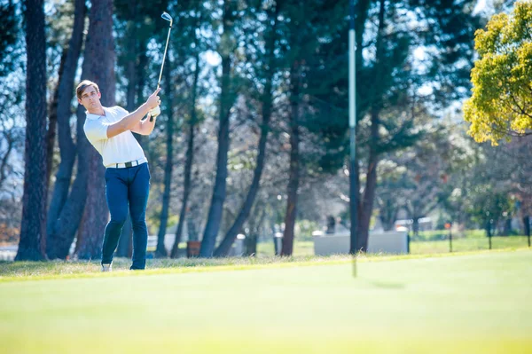 Yeşil üzerine bir çip şans oynarken golfçü — Stok fotoğraf