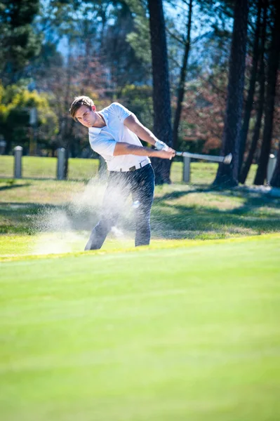 Yeşil üzerine bir çip şans oynarken golfçü — Stok fotoğraf