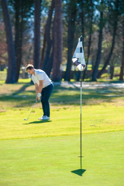 Golfista jogando um tiro chip para o verde — Fotografia de Stock