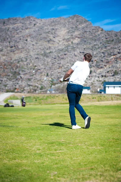 Golfista giocare un colpo di chip sul verde — Foto Stock