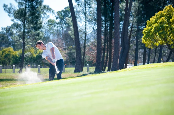 Golfista jogando um tiro chip para o verde — Fotografia de Stock