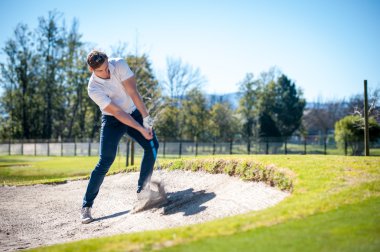 yeşil üzerine bir çip şans oynarken golfçü